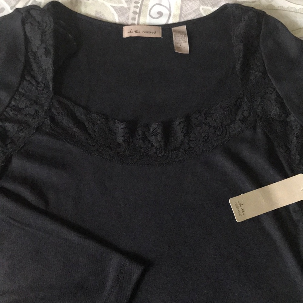🌺 Low Neckline Black top